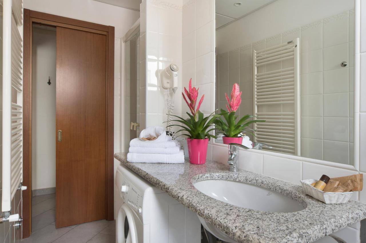 Hotel Residence Laigueglia Free Parking Bagian luar foto