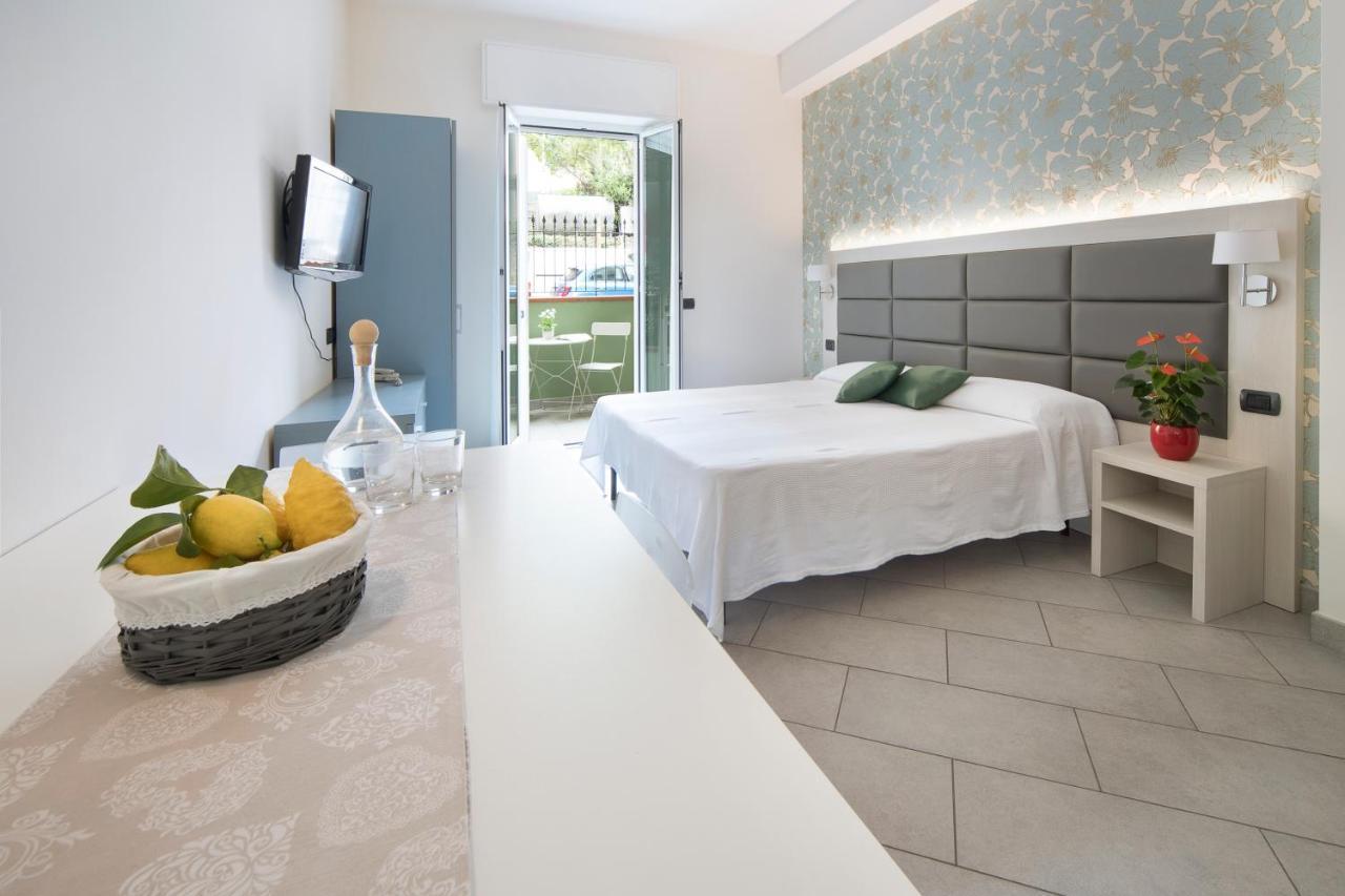 Hotel Residence Laigueglia Free Parking Bagian luar foto